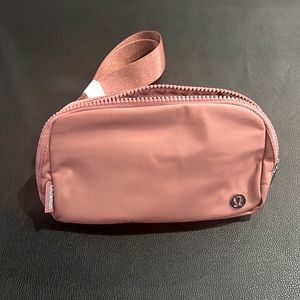 NWT lululemon everywhere belt bag in Brier Rose